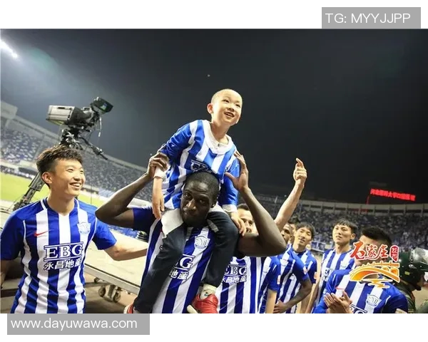 男孩追星梦实现足球明星亲笔签名感动瞬间分享